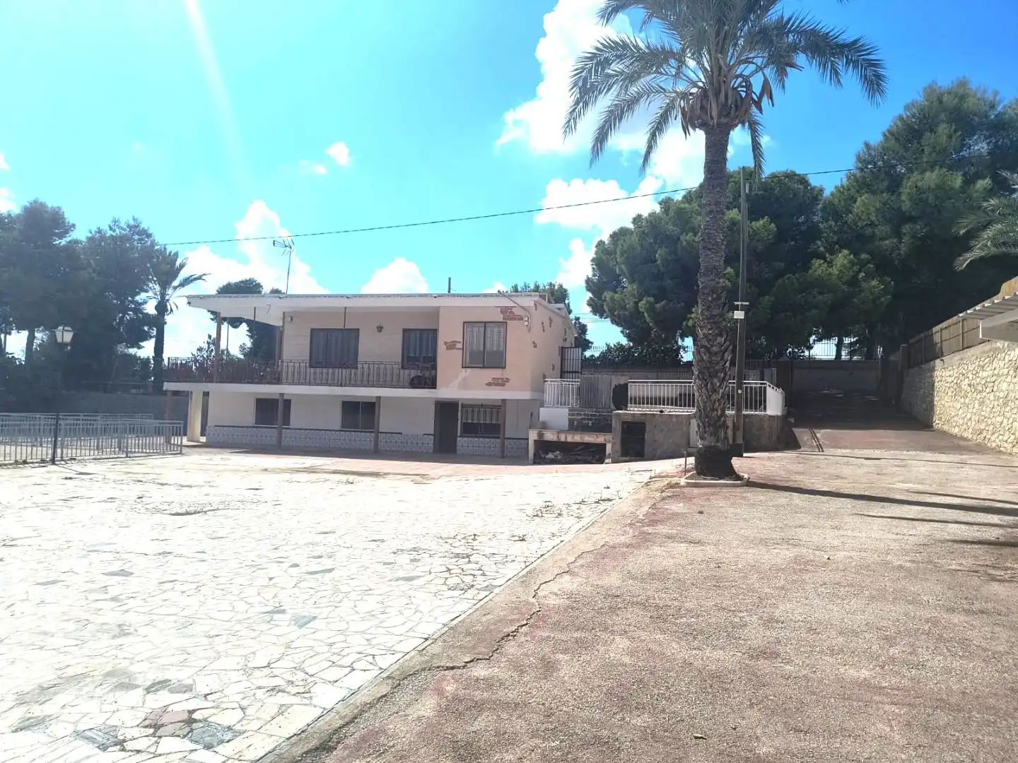 Vista exterior de Casa o xalet en venda en Crevillent amb Aire condicionat, Terrassa i Piscina