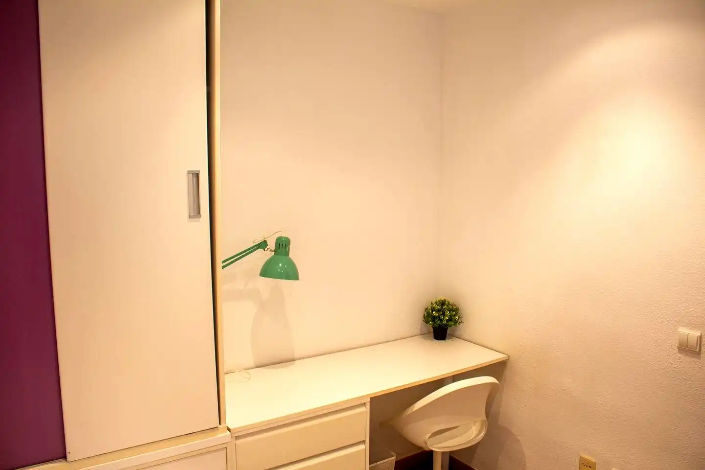 Dormitori de Apartament de lloguer en Valencia amb Aire condicionat, Moblat i Balcó
