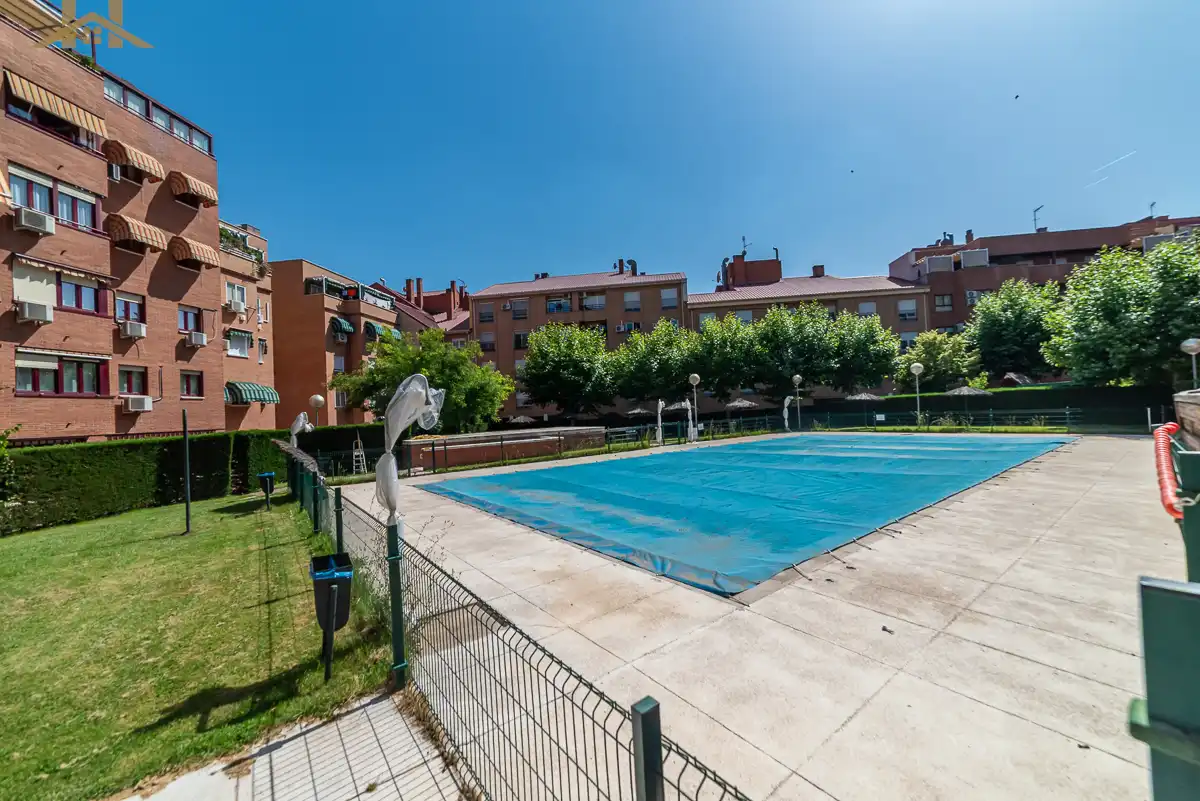 Piscina de Dúplex en venta en Leganés con Aire acondicionado, Calefacción y Jardín privado