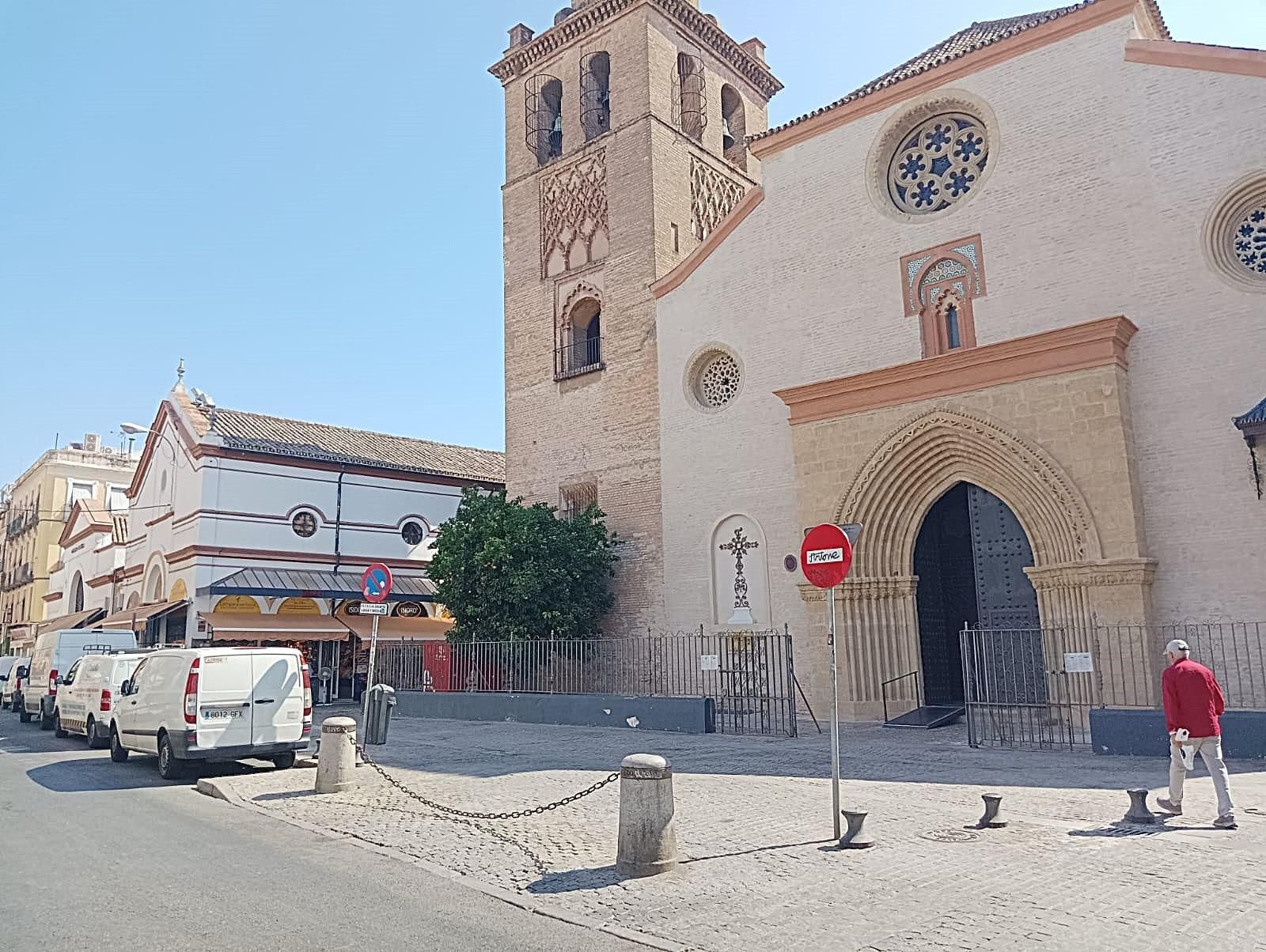 Exterior view of Building for sale in  Sevilla Capital