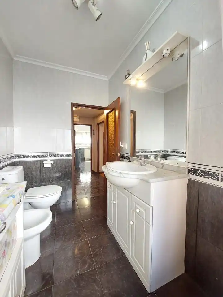 Badezimmer von Erdgeschoss zum Verkauf in Gijón  mit Heizung und Abstellraum