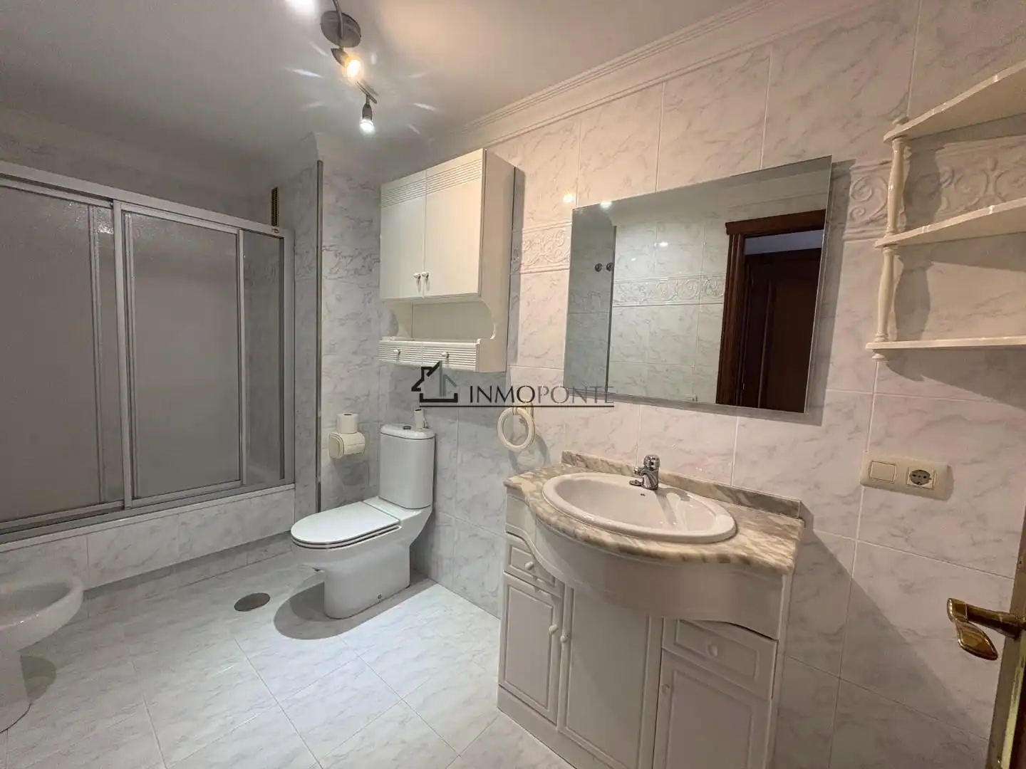 Baño de Piso de alquiler en Pontevedra Capital  con Calefacción y Trastero