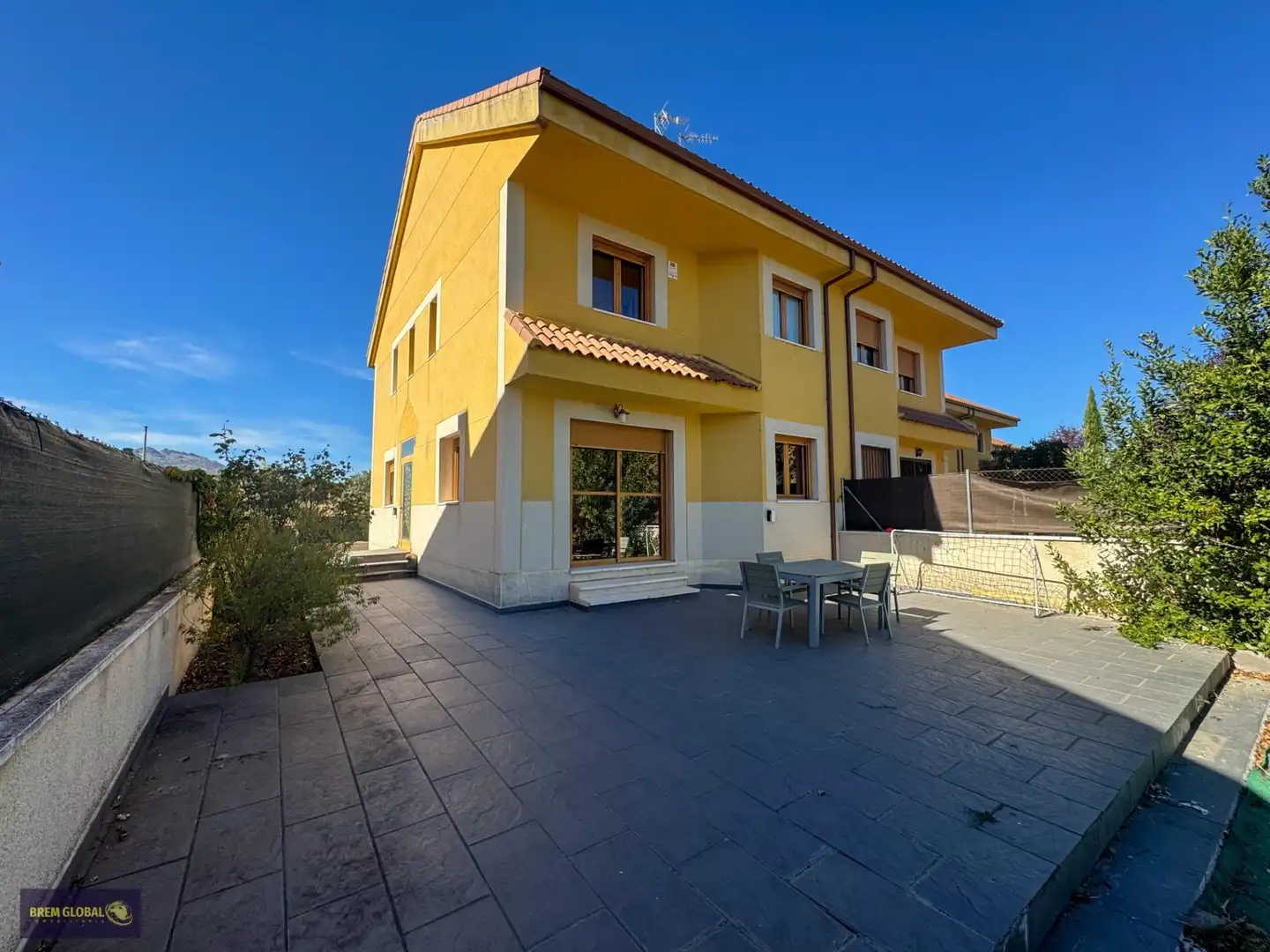 Vista exterior de Casa adosada en venta en Lozoyuela-Navas-Sieteiglesias con Calefacción, Jardín privado y Terraza
