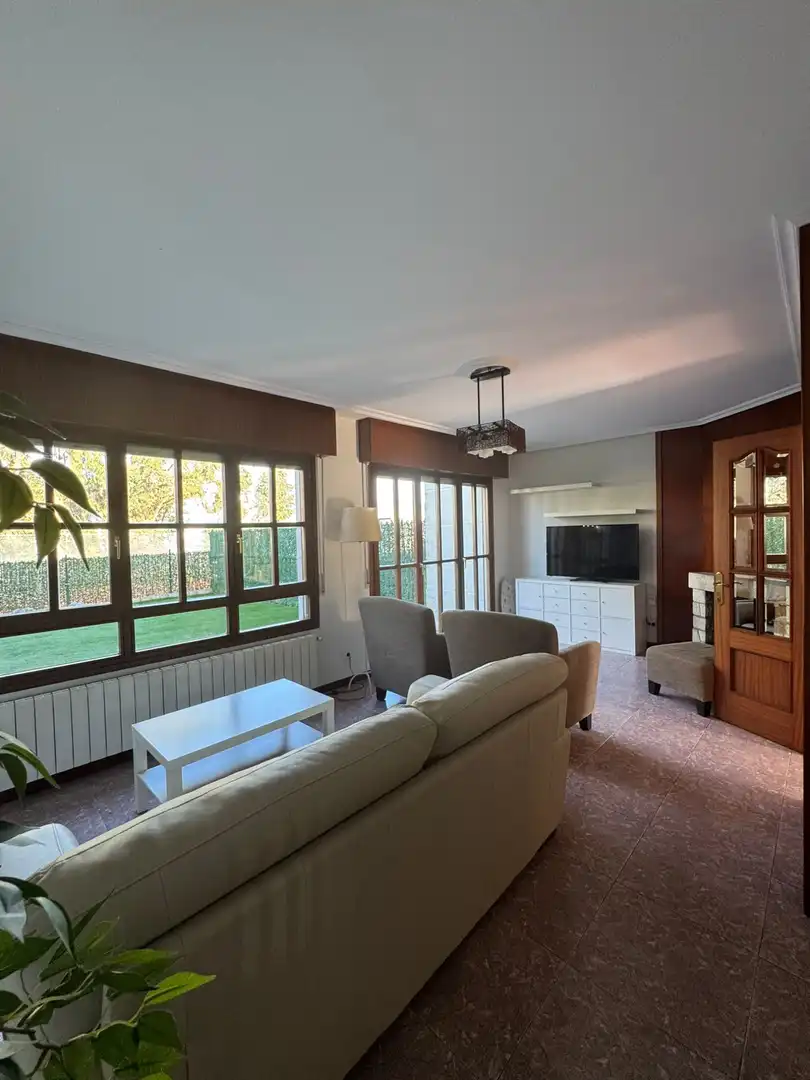 Sala d'estar de Casa adosada en venda en Polanco amb Calefacció, Jardí privat i Parquet