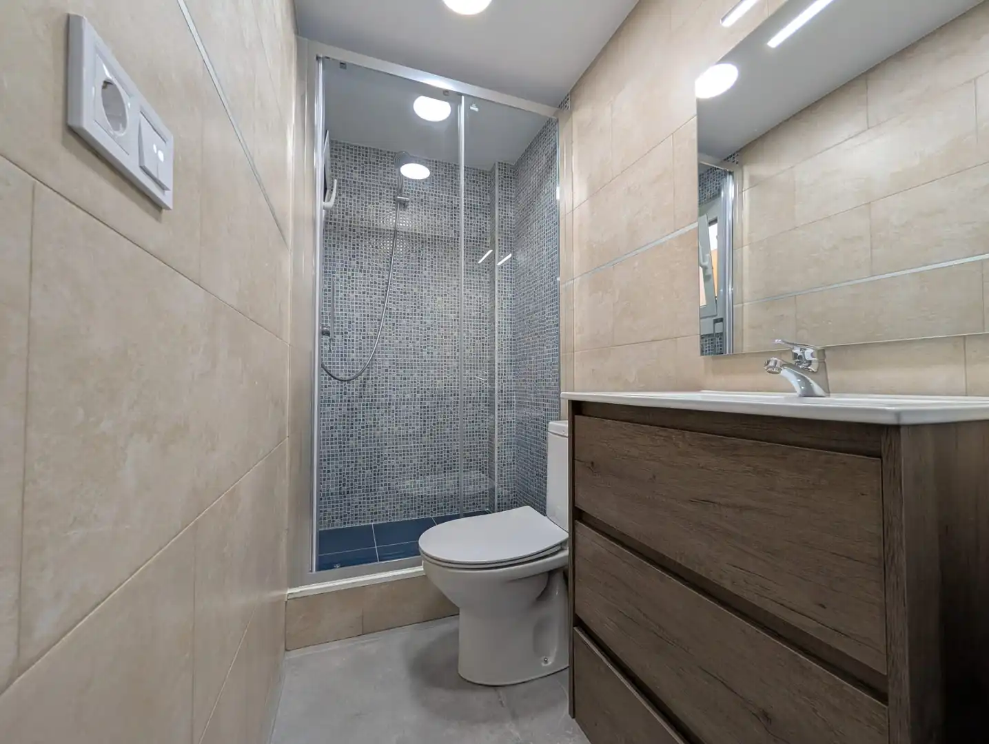 Bathroom of Attic for rent in Badalona  with Air Conditioner, Parquet flooring and Terrace