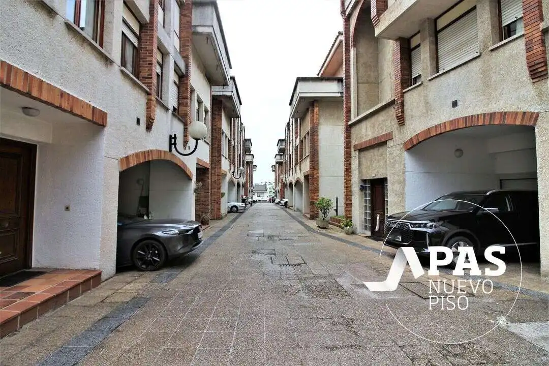 Vista exterior de Casa adosada en venda en Santander amb Calefacció, Jardí privat i Terrassa
