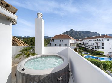 Penthouse with pool for sale in Milla de Oro