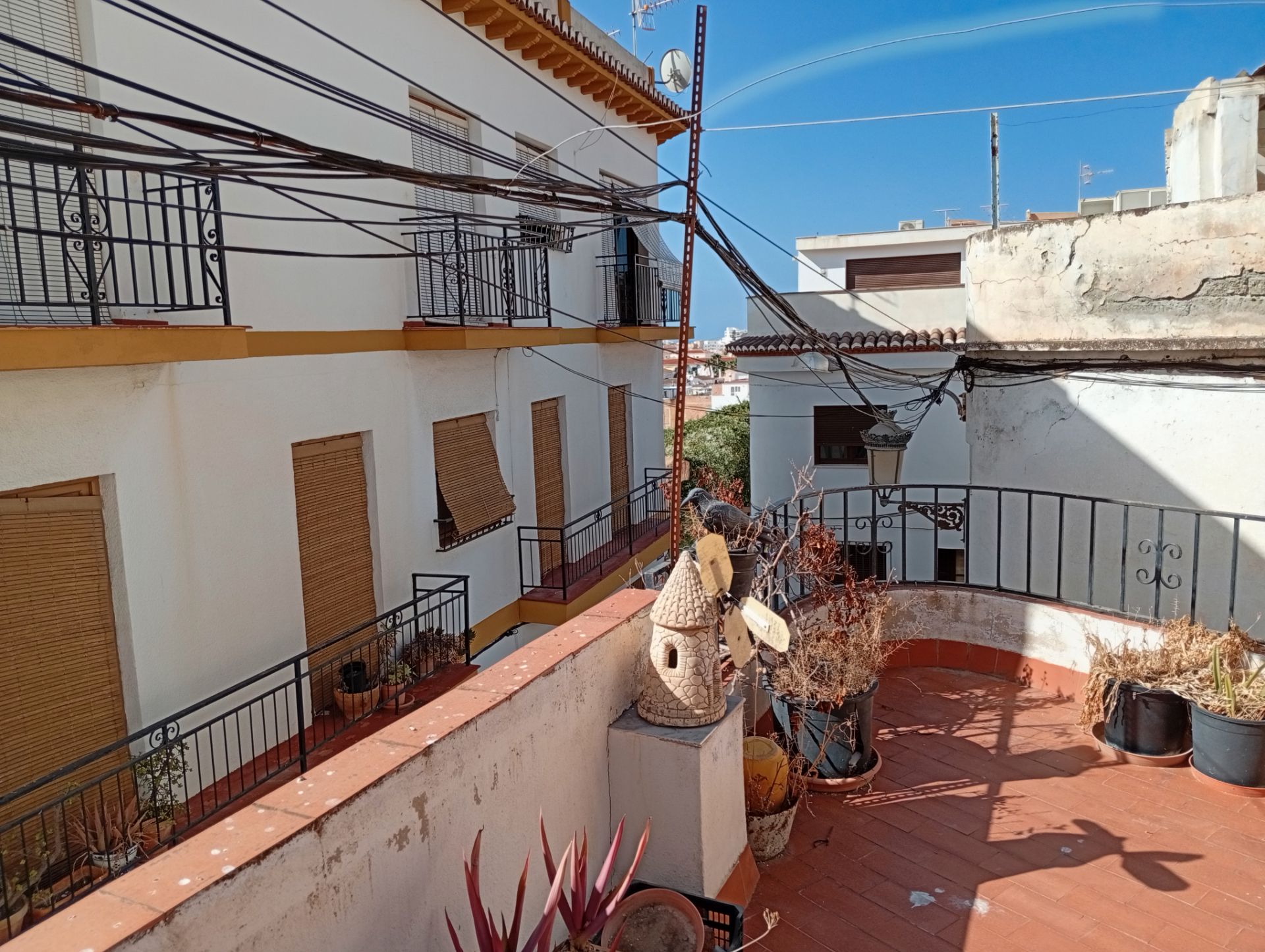 Vista exterior de Casa adosada en venda en Almuñécar amb Terrassa, Moblat i Rentadora