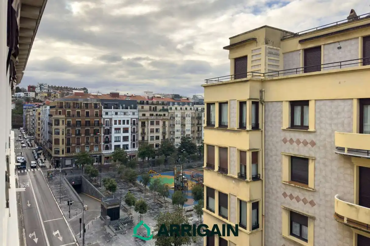 Vista exterior de Pis en venda en Donostia - San Sebastián  amb Calefacció, Terrassa i Balcó