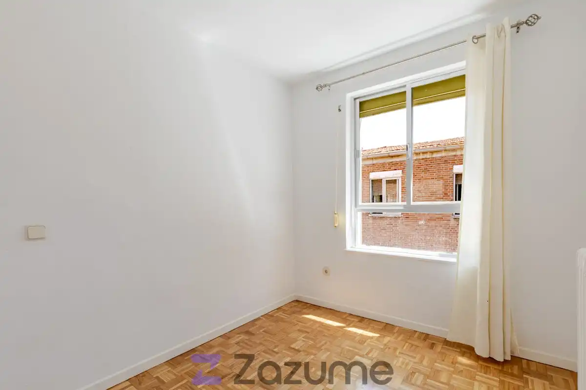 Schlafzimmer von Dachboden zur Miete in Madrid mit Klimaanlage, Heizung und Parkett