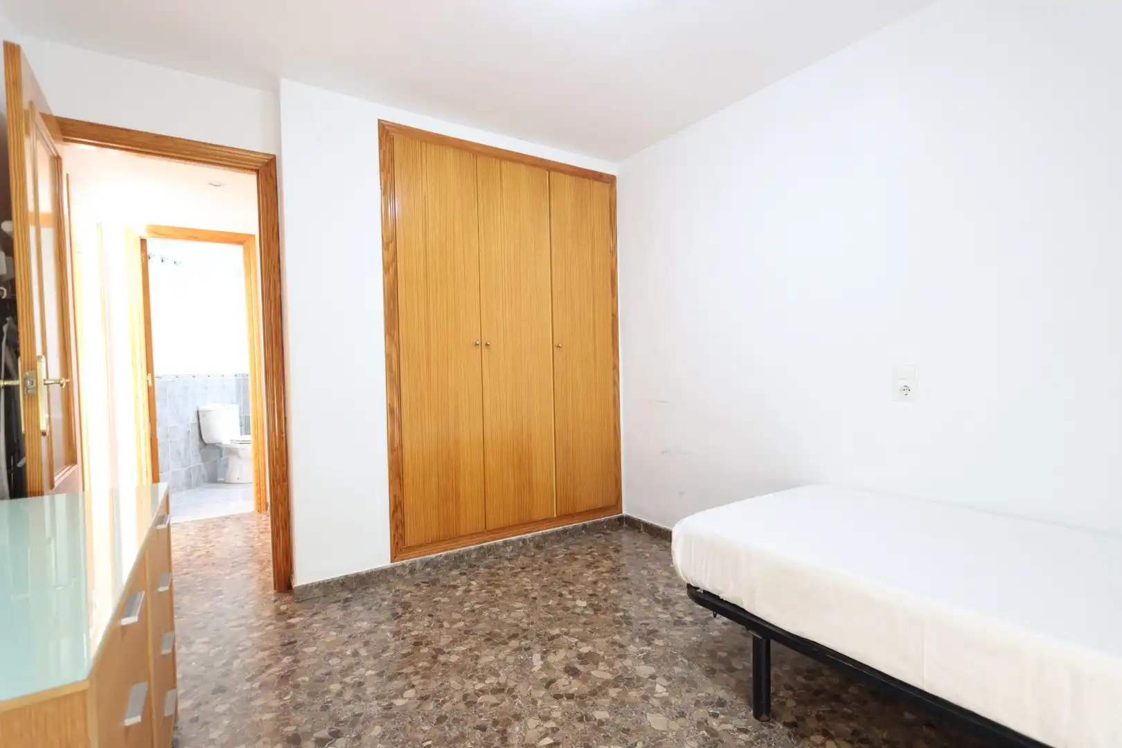 Habitación de Ático en venta en La Pobla de Vallbona con Calefacción, Terraza y Trastero