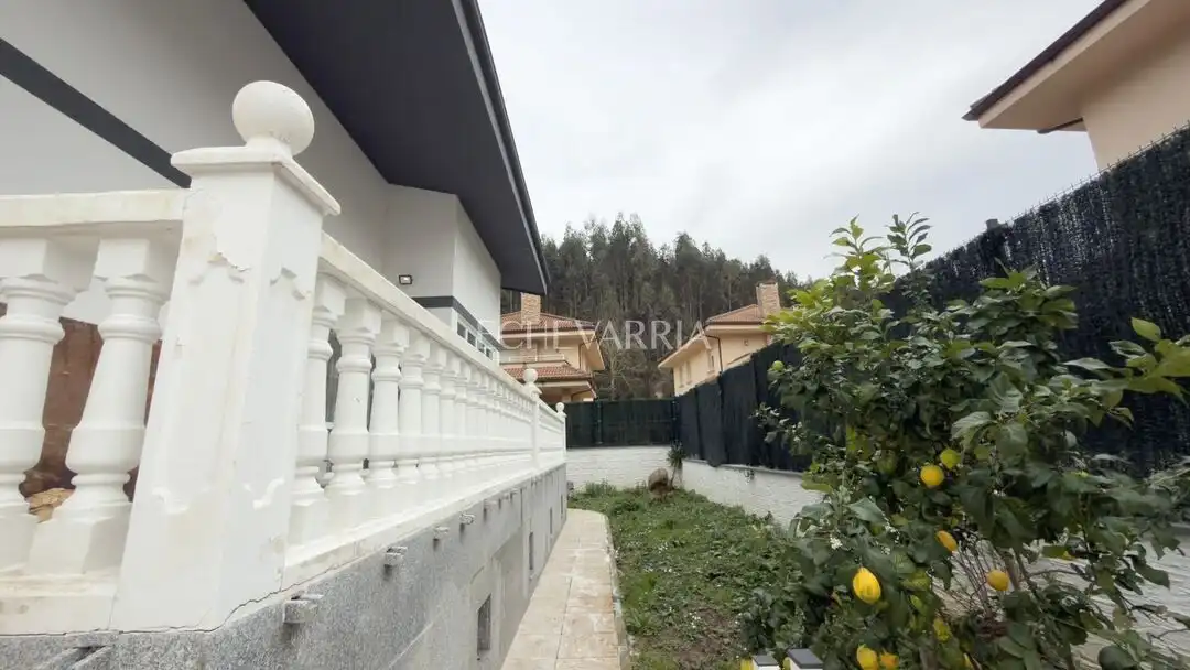 Vista exterior de Casa o chalet en venta en Castro-Urdiales con Calefacción, Jardín privado y Terraza