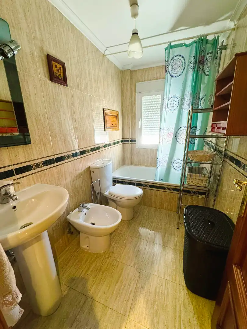 Bathroom of Flat for rent in Palencia  with Heating, Parquet flooring and Furnished
