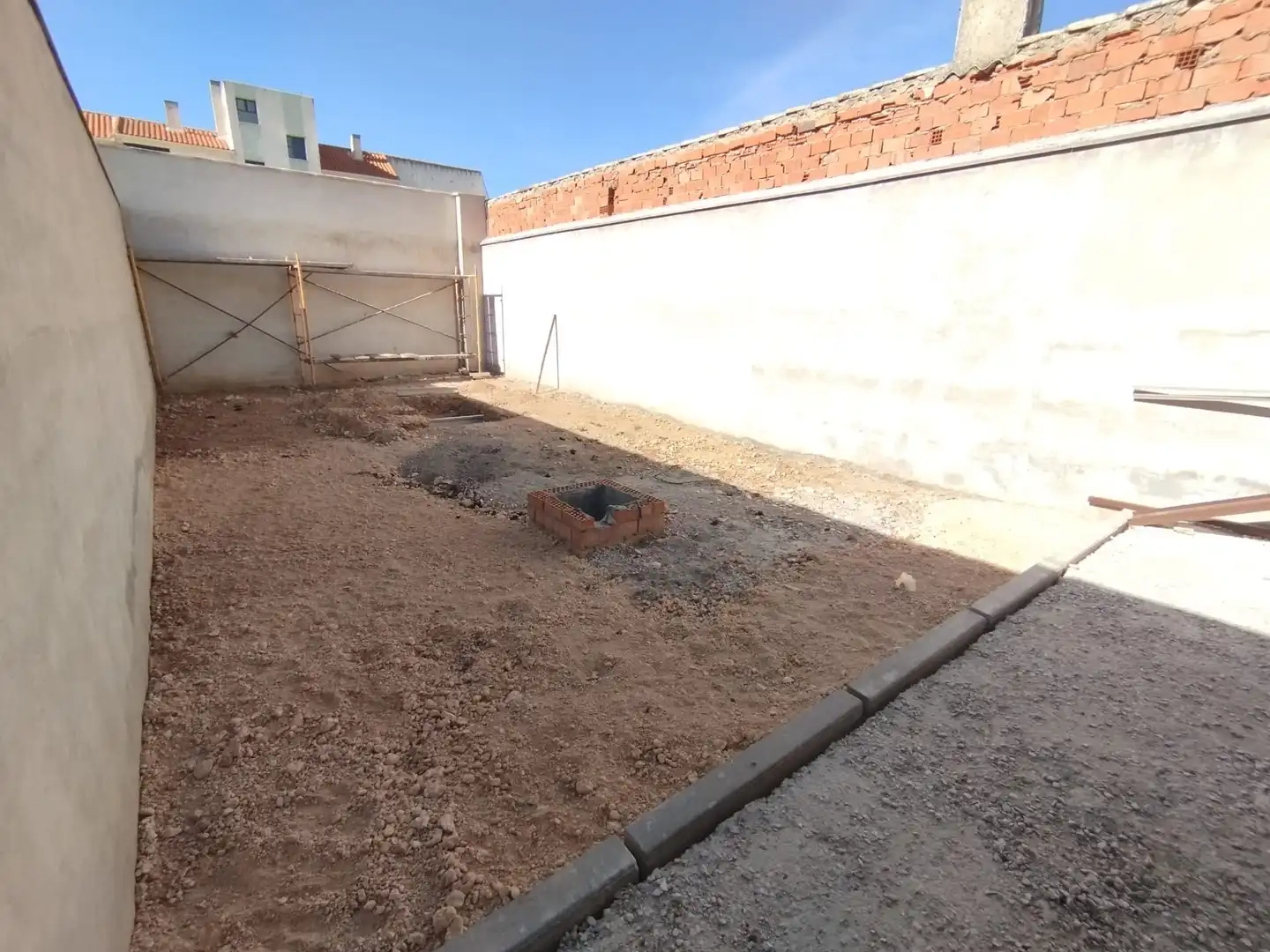 Aparcament de Casa adosada en venda en Tomelloso amb Terrassa i Balcó