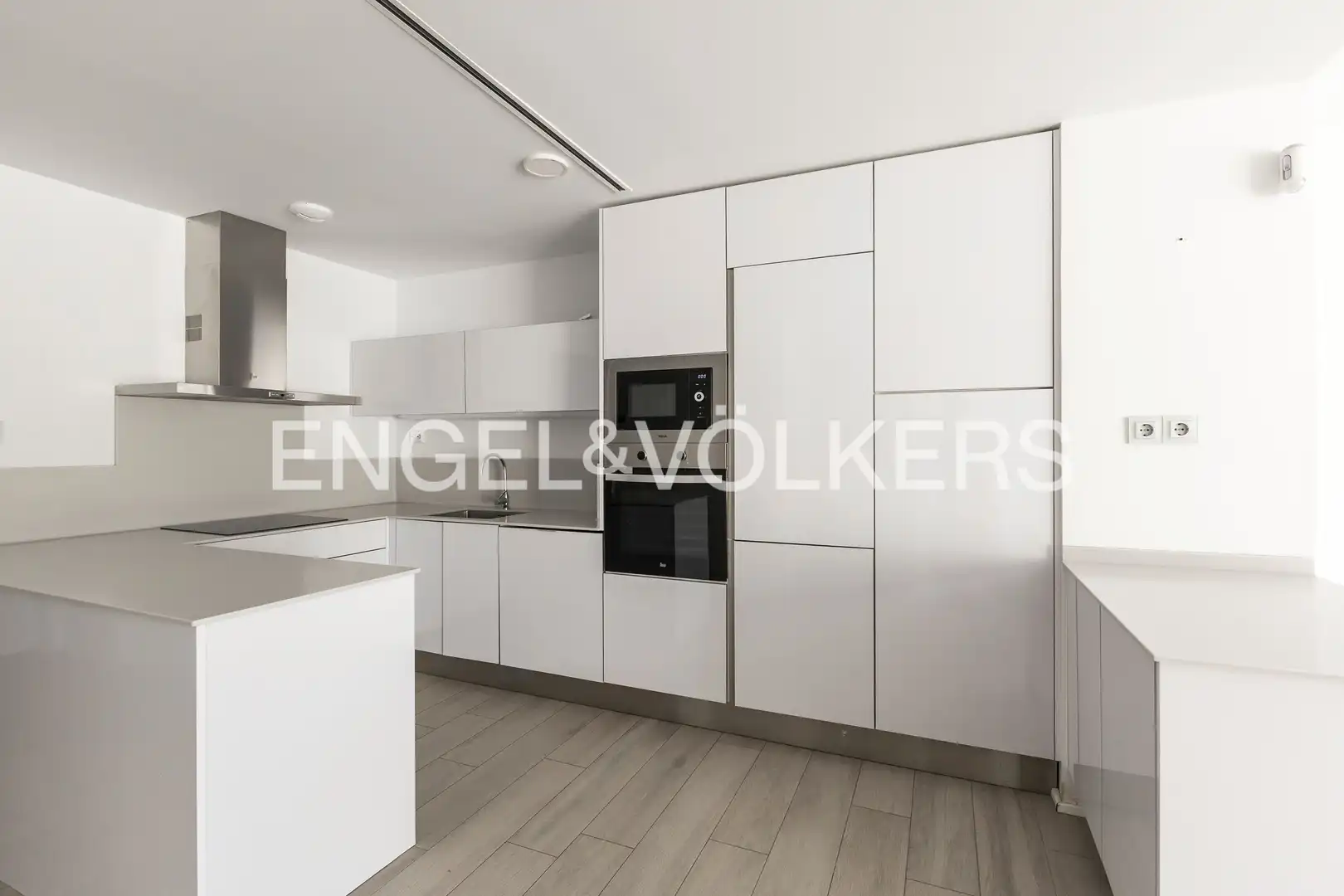 Cocina de Casa adosada en venta en Tres Cantos con Aire acondicionado, Calefacción y Jardín privado