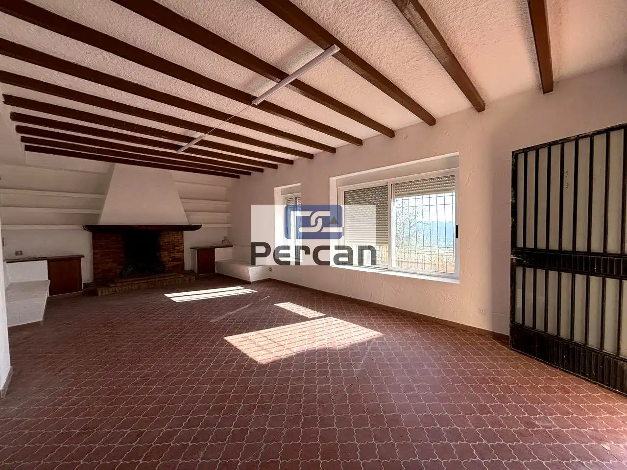 Casa rústica amb jardí de lloguer a Nuches