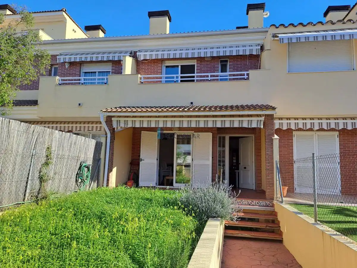 Außenansicht von Einfamilien-Reihenhaus zum Verkauf in Benicasim / Benicàssim mit Privatgarten, Terrasse und Balkon