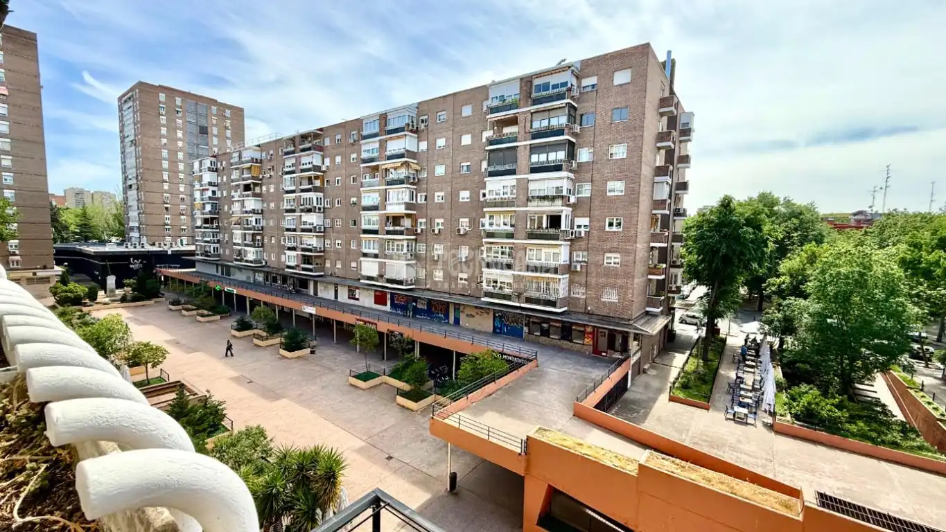 Vista exterior de Pis en venda en Madrid amb Calefacció i Parquet