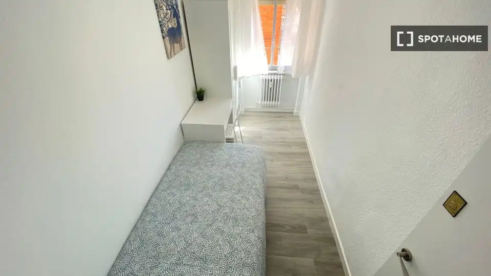 Bedroom of Flat for rent in Madrid  with Air Conditioner, Heating and Furnished