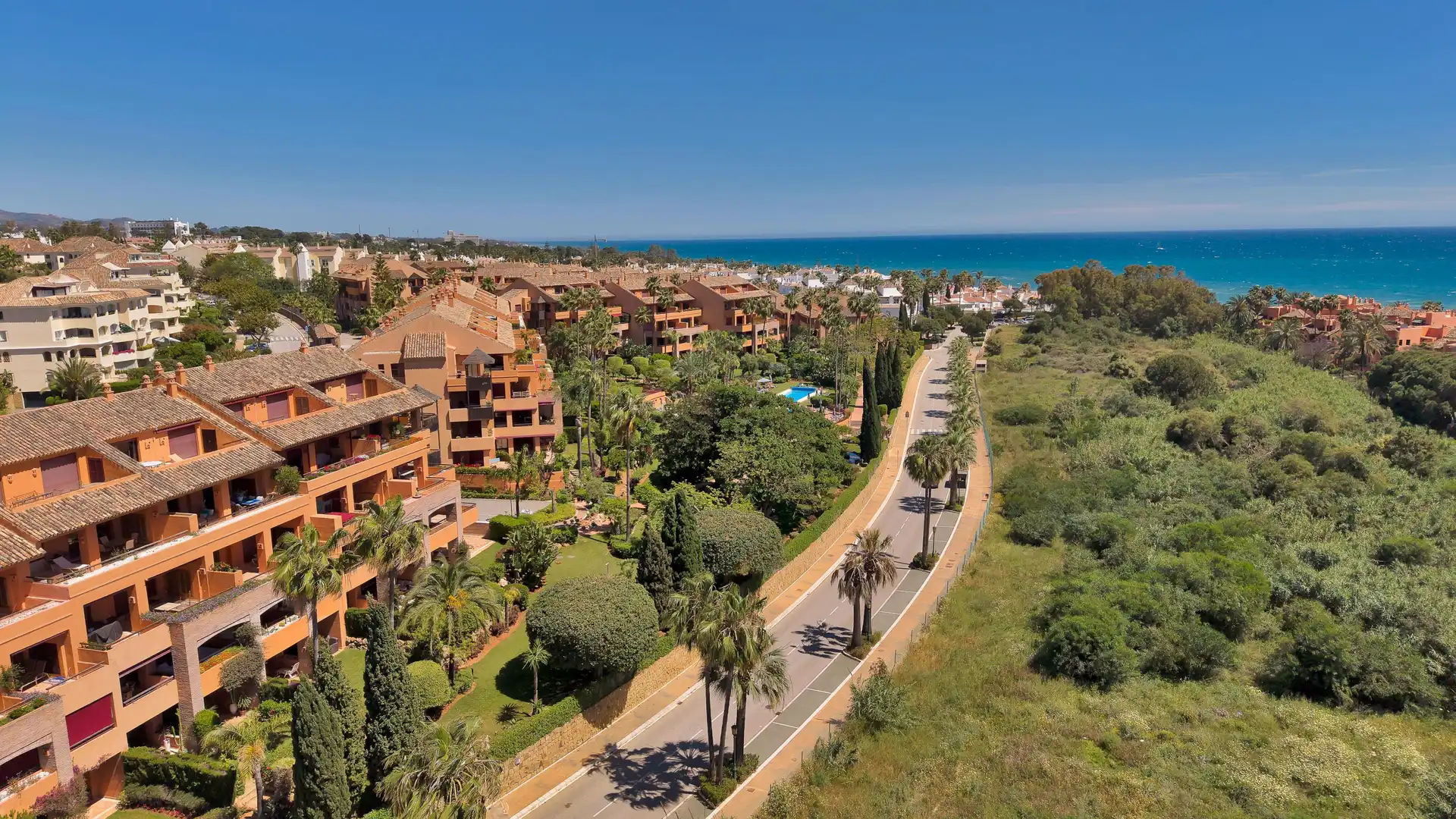 Vista exterior de Apartament en venda en Marbella amb Aire condicionat, Calefacció i Jardí privat