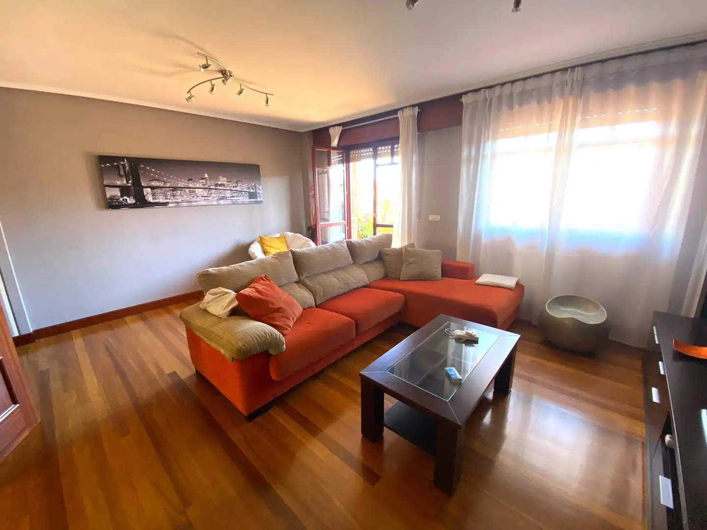 Sala d'estar de Casa adosada en venda en Castro-Urdiales amb Calefacció, Parquet i Terrassa