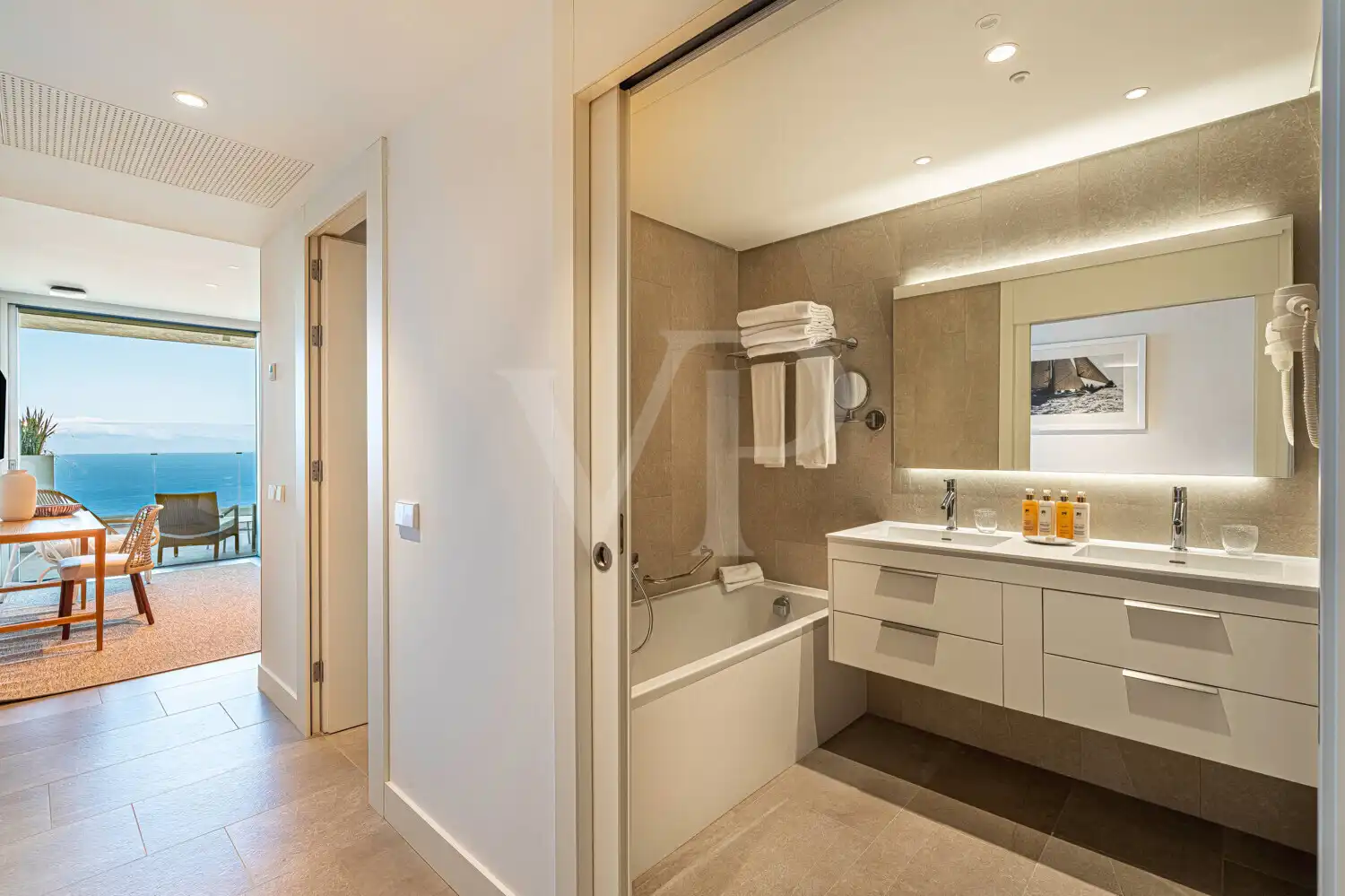 Badezimmer von Dachboden zum Verkauf in Guía de Isora mit Klimaanlage, Terrasse und Balkon