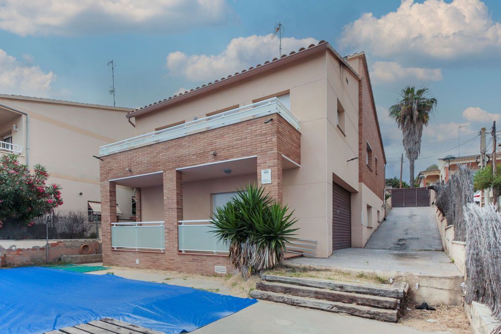 Exterior view of House or chalet for sale in Cunit  with Air Conditioner, Heating and Private garden