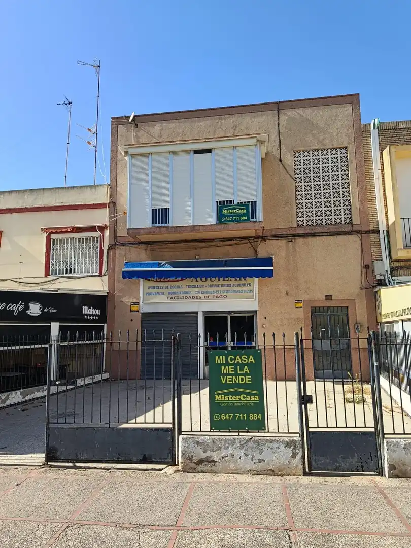Vista exterior de Edifici en venda en Jerez de la Frontera