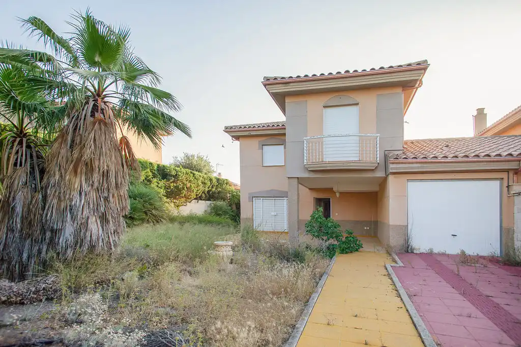 Semi-detached house for sale in Cm de la Paralela