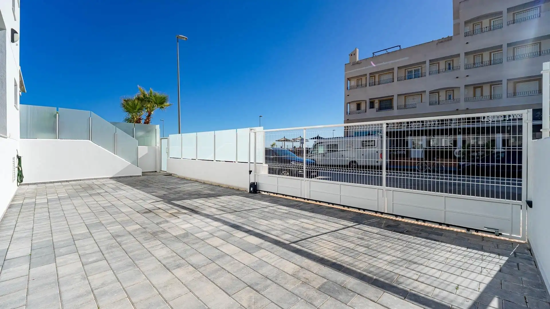 Vista exterior de Casa o xalet en venda en Orihuela amb Aire condicionat, Jardí privat i Terrassa