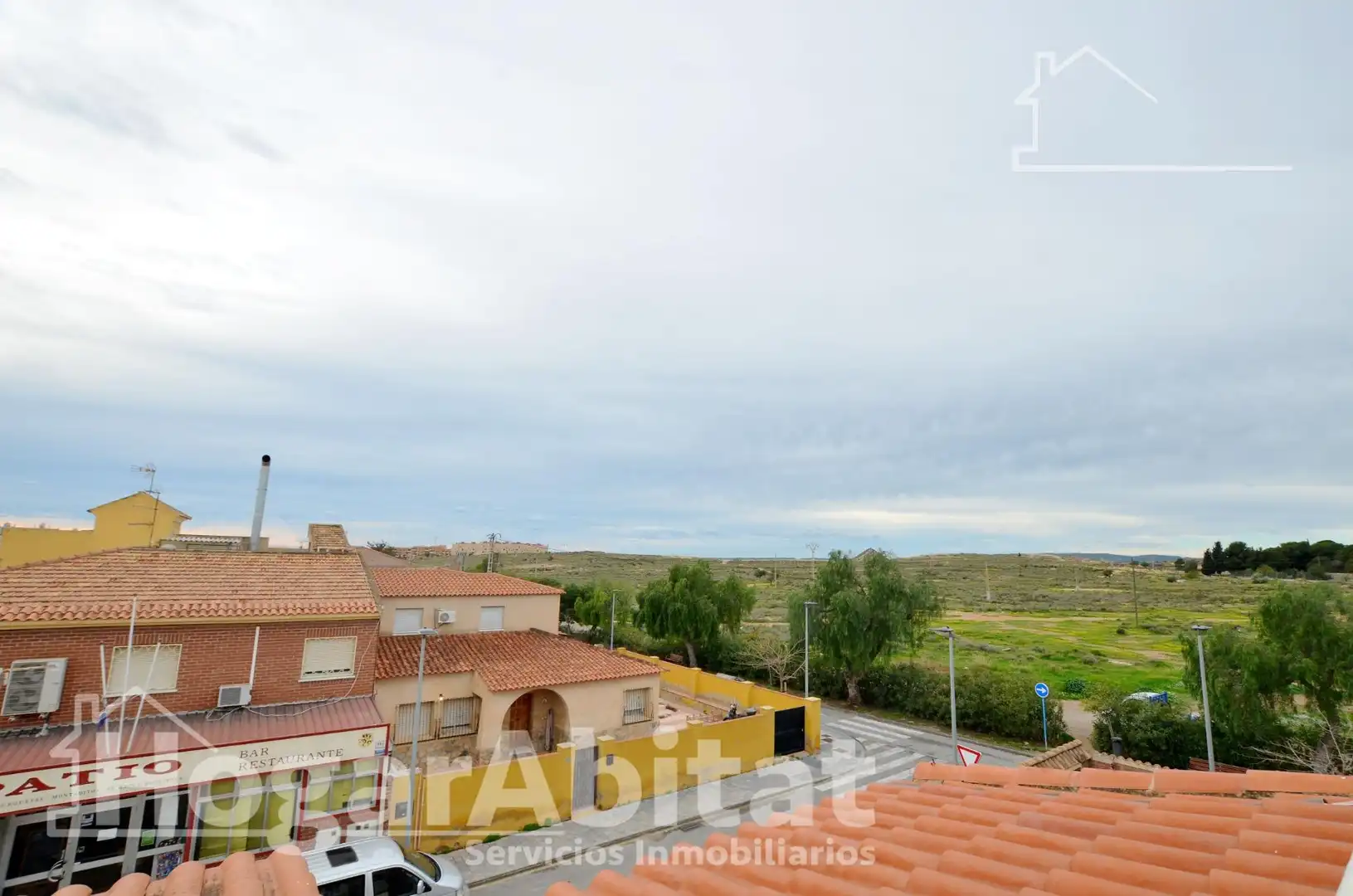 Vista exterior de Casa adosada en venda en Alicante / Alacant amb Aire condicionat, Jardí privat i Terrassa