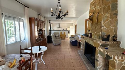 CASACHALET de PUEBLO con ALMACÉN de 35 m2 y NAVE de 100 m2 sobre PARCELA de 660 m2