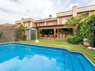 Adossat amb piscina en venda a Nabuco
