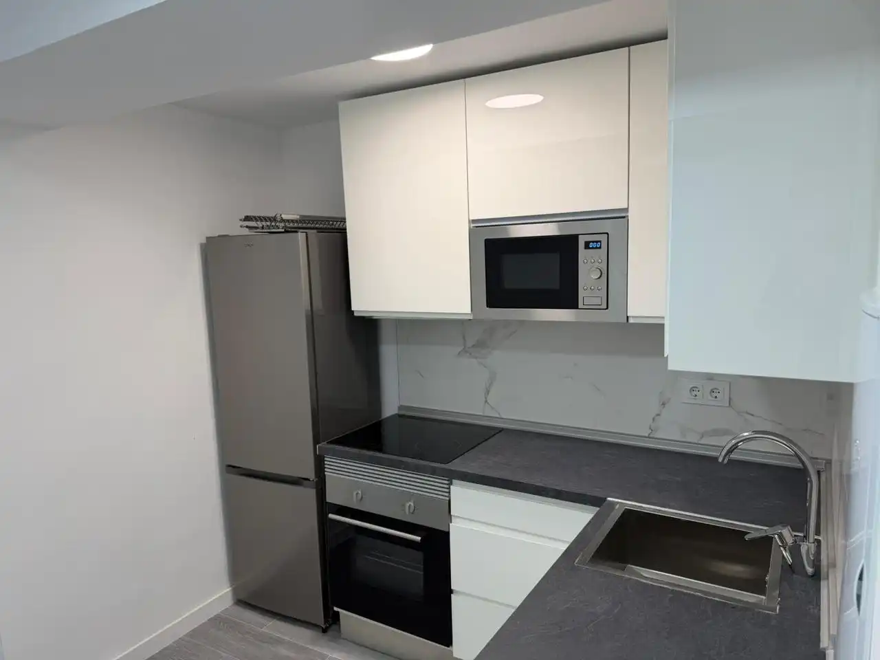Cuina de Planta baixa de lloguer en Madrid amb Aire condicionat i Moblat