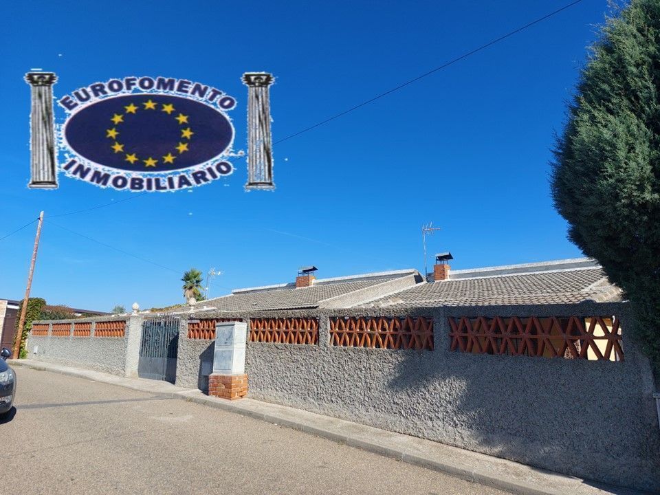 Vista exterior de Casa adosada en venda en Yuncos amb Jardí privat i Piscina