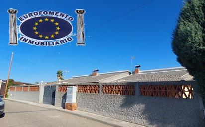 Vista exterior de Casa adosada en venda en Yuncos amb Jardí privat i Piscina