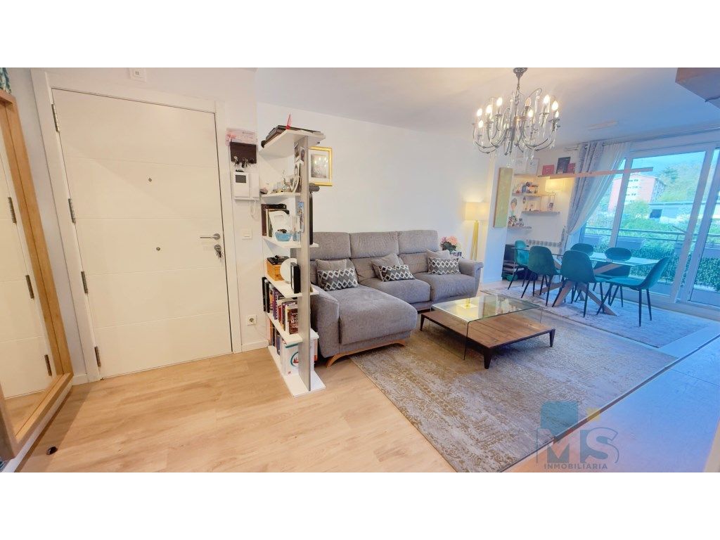 Sala d'estar de Pis en venda en Donostia - San Sebastián  amb Piscina comunitària