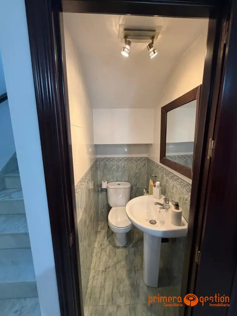 Badezimmer von Maisonette zum Verkauf in Lora del Río mit Klimaanlage, Heizung und Terrasse