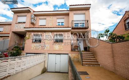 Vista exterior de Casa adosada en venda en Valmojado amb Balcó