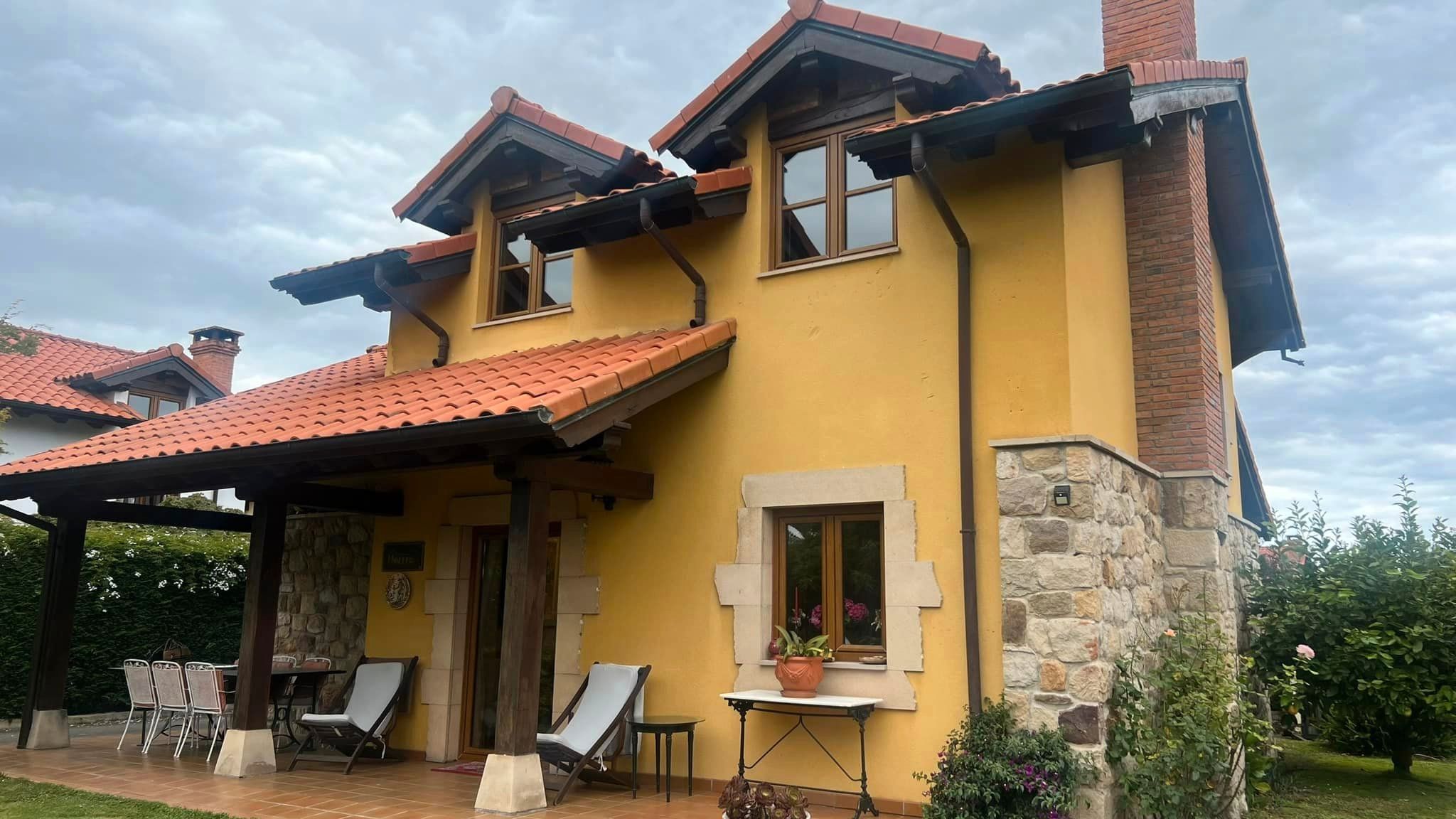 Vista exterior de Casa o xalet en venda en Suances amb Calefacció, Jardí privat i Parquet
