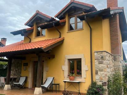 Vista exterior de Casa o xalet en venda en Suances amb Calefacció, Jardí privat i Parquet