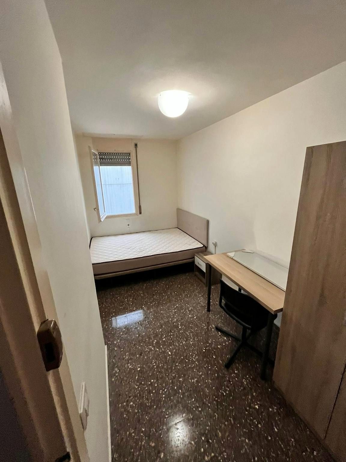Bedroom of Flat to share in  Barcelona Capital  with Heating, Washing machine and Balcony