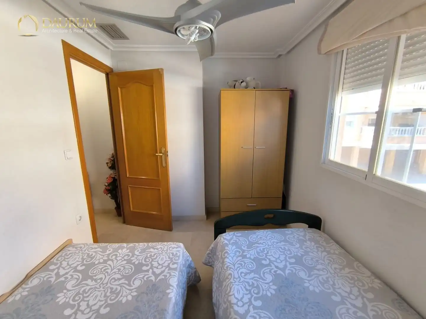 Schlafzimmer von Einfamilien-Reihenhaus zum Verkauf in Santa Pola mit Klimaanlage, Heizung und Privatgarten