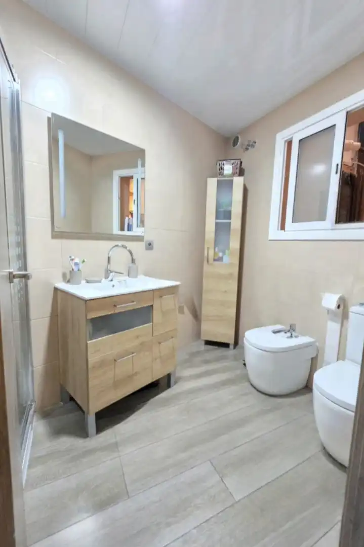 Badezimmer von Erdgeschoss zum Verkauf in Mollet del Vallès mit Klimaanlage, Heizung und Parkett