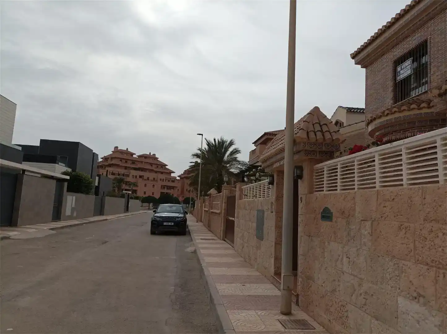 Vista exterior de Casa o xalet en venda en Roquetas de Mar amb Aire condicionat i Balcó