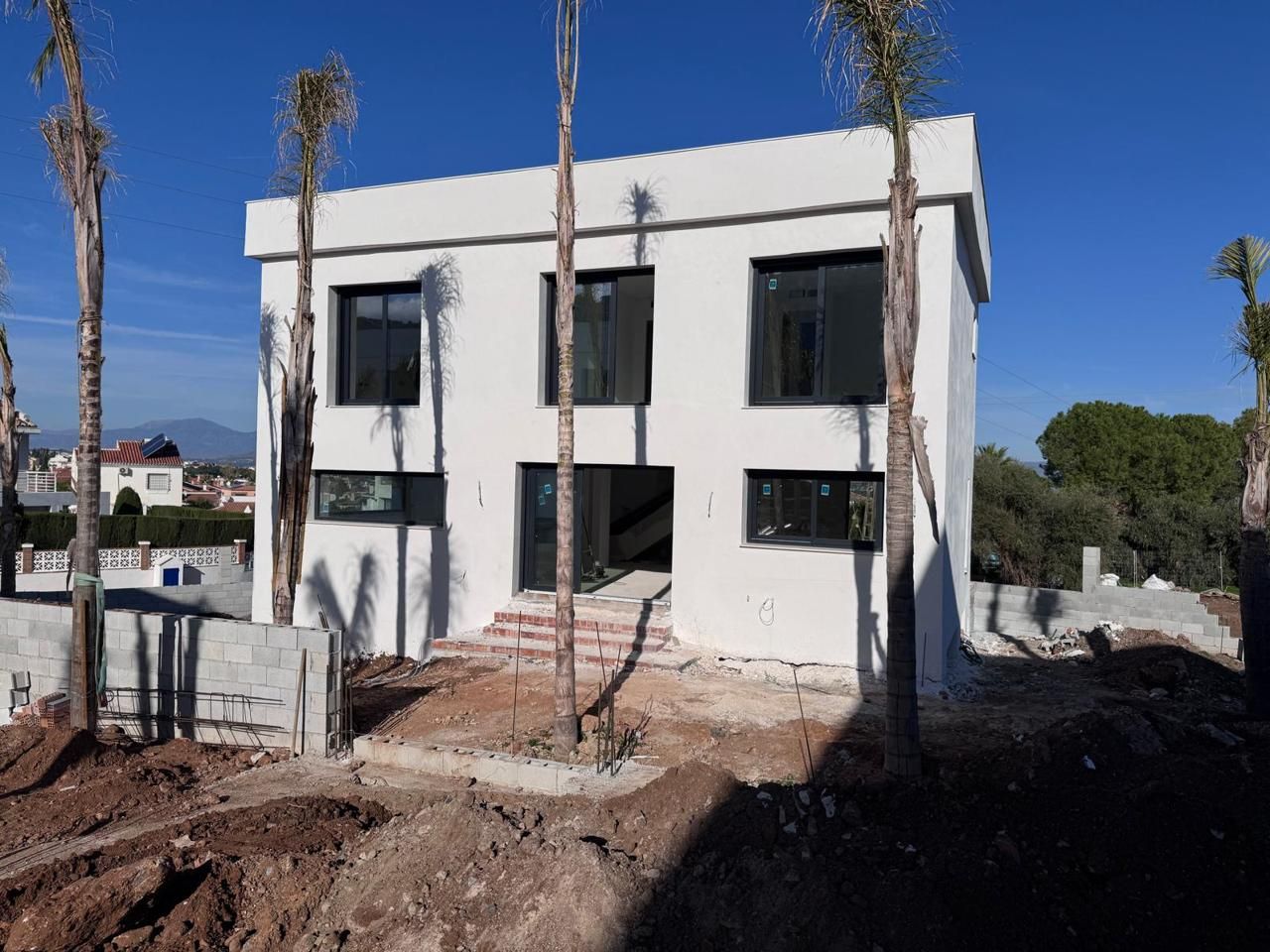 Vista exterior de Casa o xalet en venda en Alhaurín de la Torre amb Jardí privat i Piscina
