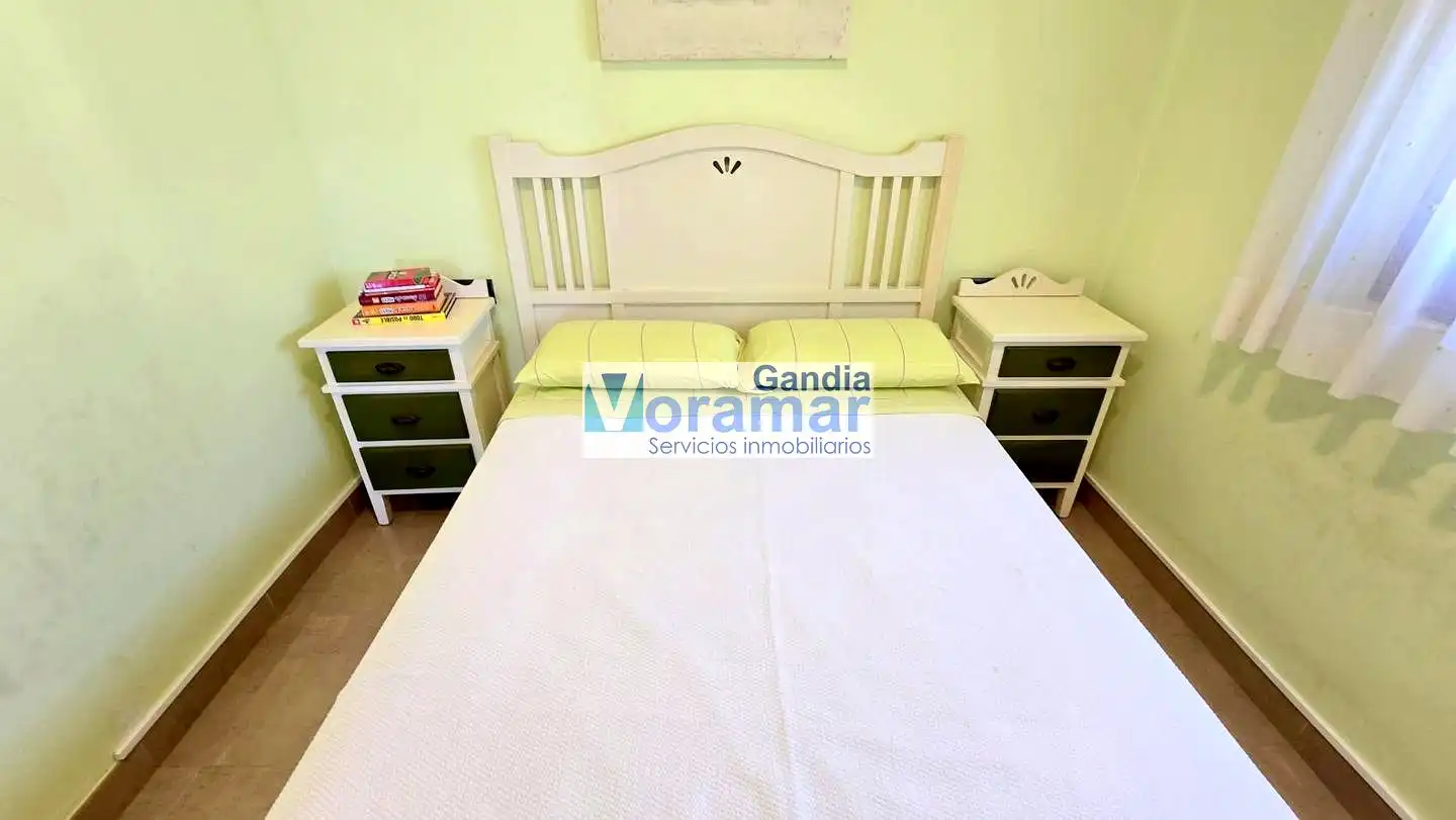 Dormitori de Apartament de lloguer en Gandia amb Aire condicionat, Terrassa i Moblat