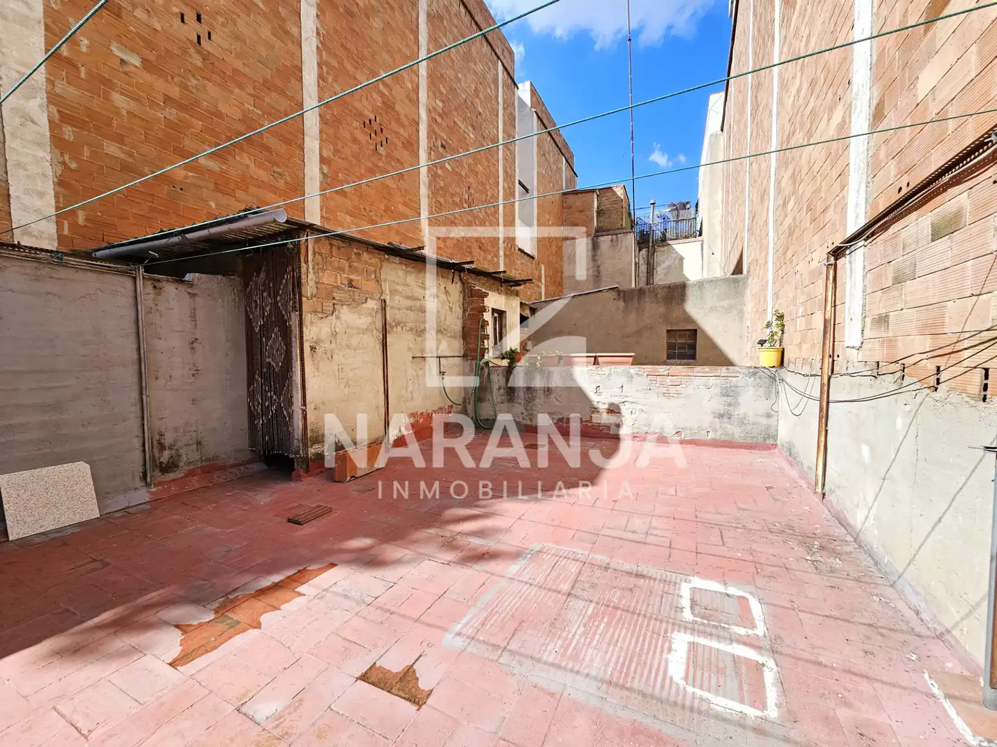 Vista exterior de Casa adosada en venda en Barcelona amb Terrassa