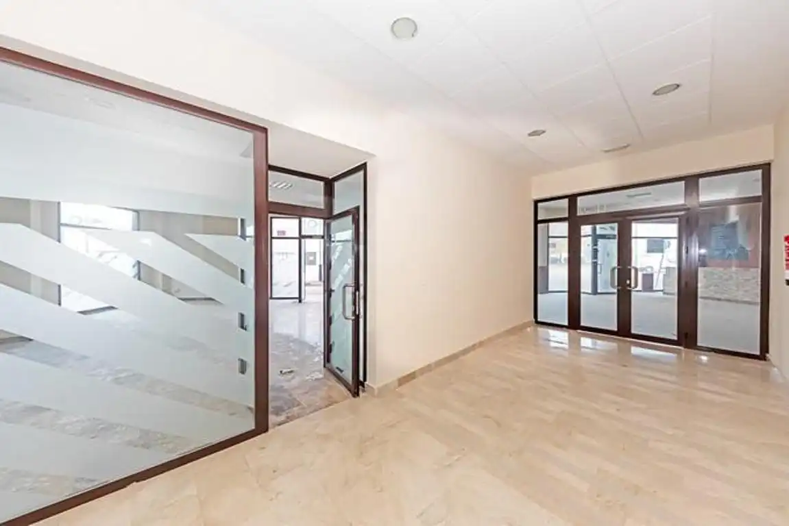 Local comercial en venta en Avenida de Benacazón 3, imagen 2