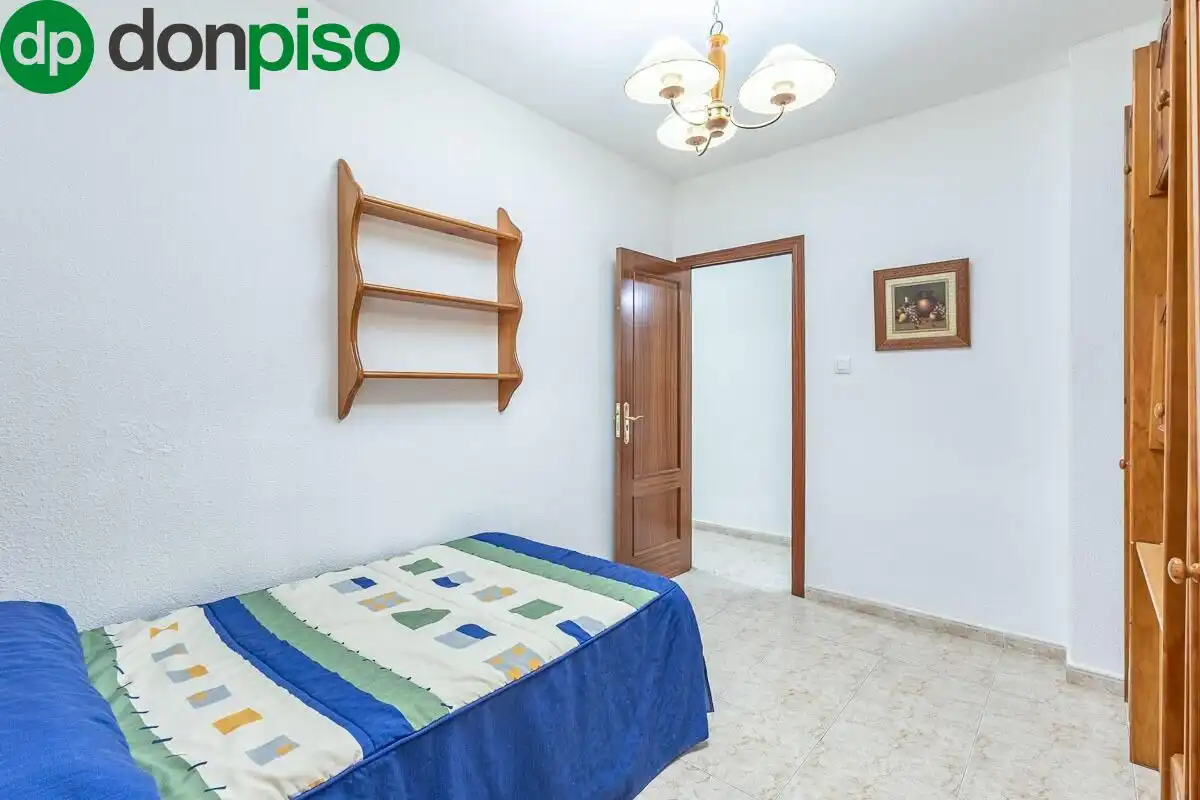 Habitación de Piso en venta en Granada con Amueblado